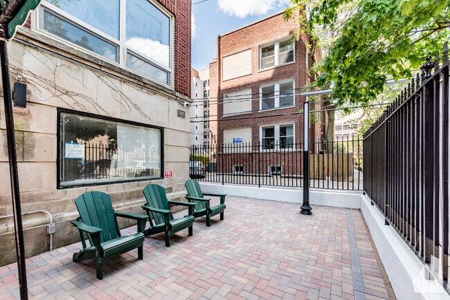 Building Photo - 940 W Carmen Ave