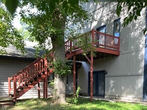 Building Photo - 945 Fox Hill Dr