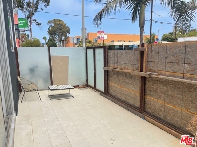Building Photo - 553 Rose Ave