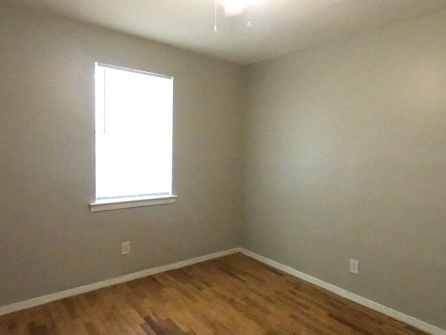 Building Photo - Newly Renovated Apartment in Washington He...