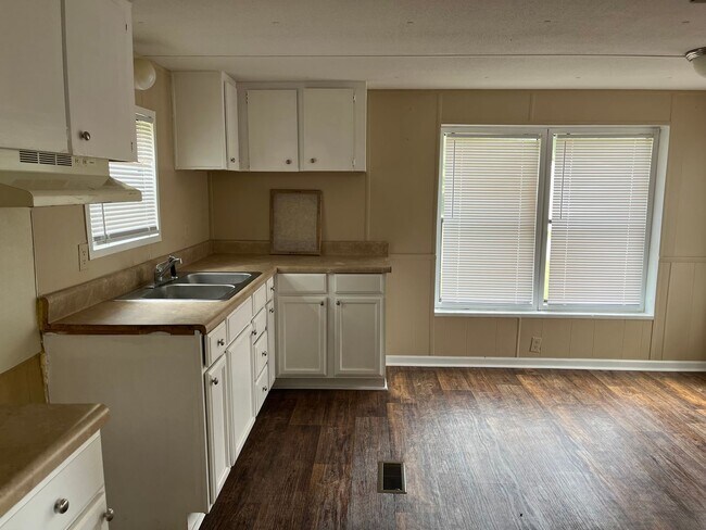 Foto del edificio - 2 Bedroom 1 Bath Mobile Home For Rent!