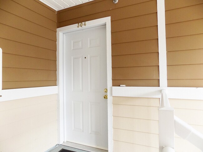 Foto del edificio - Roomy 2 Bedroom Condo With Washer & Dryer! ***Single Occupancy Only***