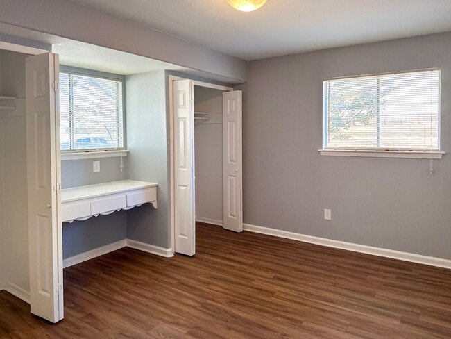 Building Photo - 3 Bedroom / 2 Bath