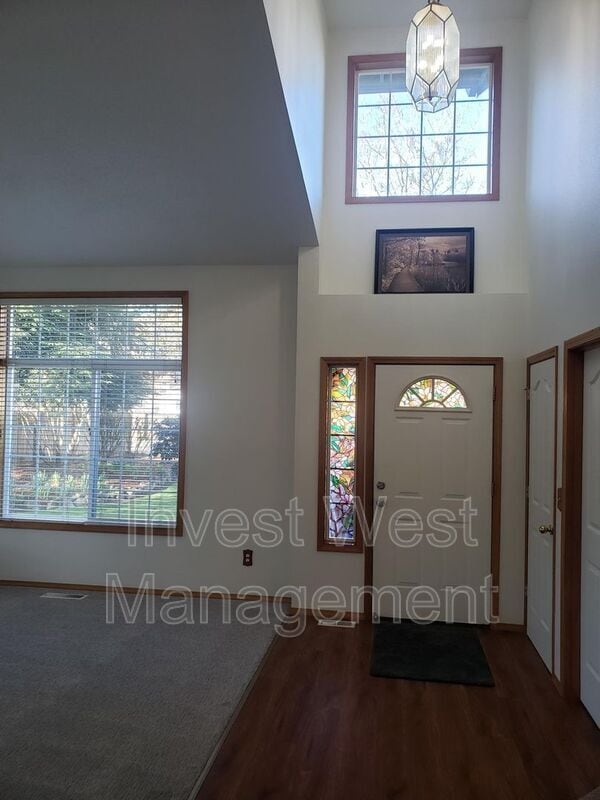 Building Photo - 601 NE 148th St