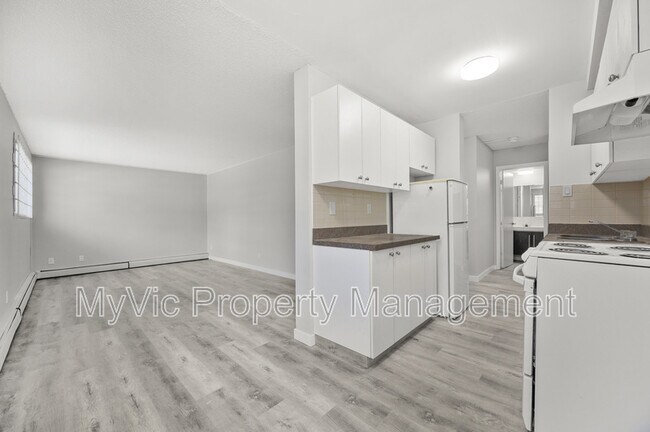 Photo du bâtiment - 9740-9782 82 Ave NW