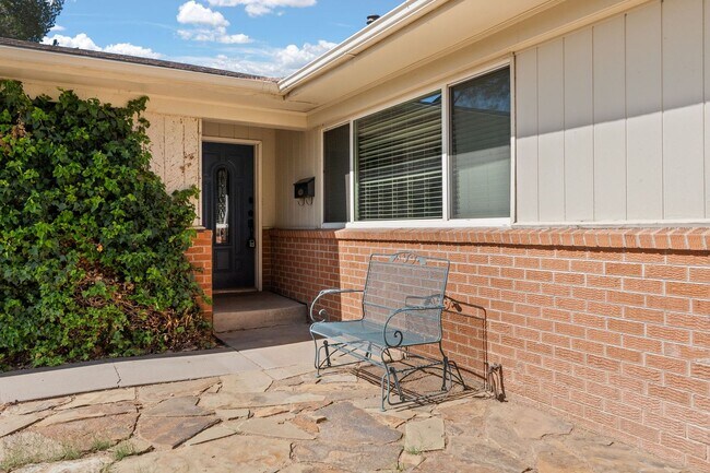 Foto del edificio - Large 4 Bedroom 2 Bath House