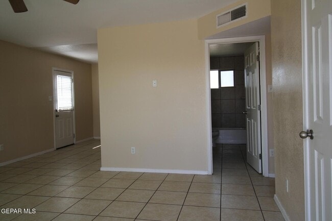Building Photo - 9145 Begonia Pl