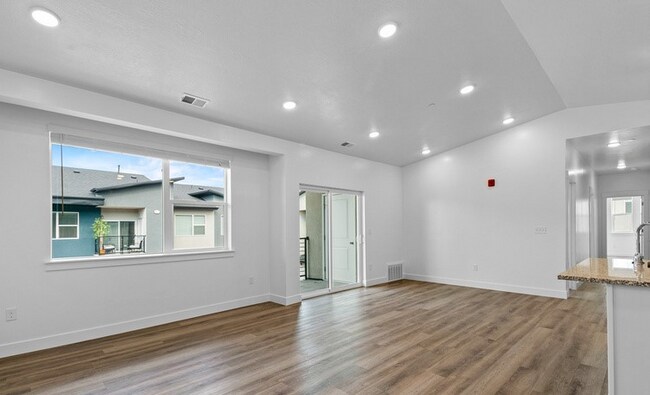 Building Photo - 461 W 40 S