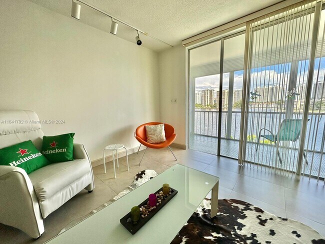 Building Photo - 2861 Leonard Dr