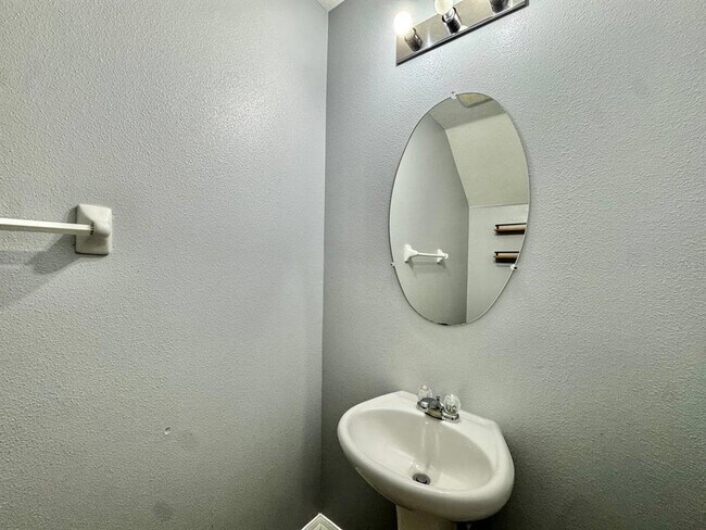 Foto del edificio - 6533 Trent Creek Dr