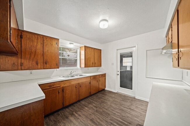 Building Photo - 322 Pinedale Ave