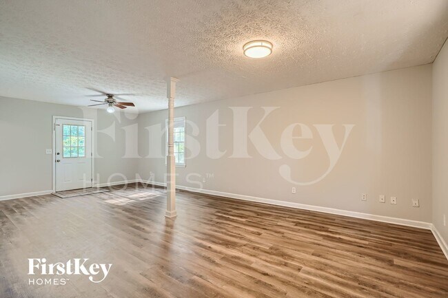 Foto del edificio - 6215 Little Ridge Rd