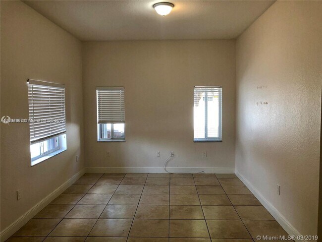 Foto del edificio - 2487 W 5th Ct