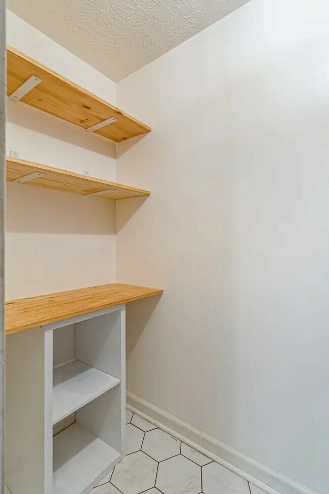 Foto del edificio - 420 Elysian Fields Rd