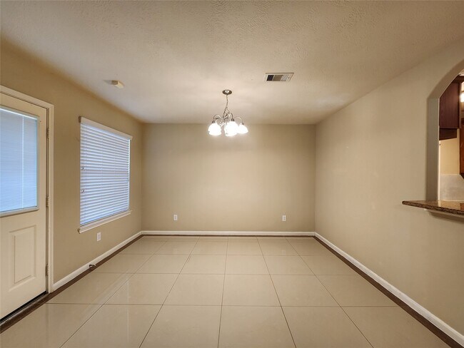 Building Photo - 11111 Valley Kings Dr