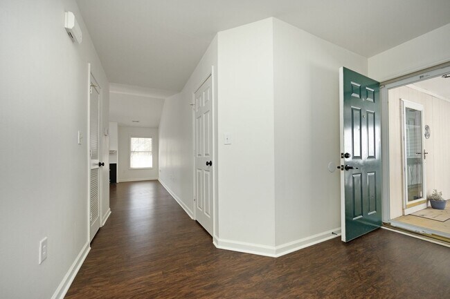 Foto del edificio - Now Available in Cary! Cozy 2-Bedroom Condo with Fireplace, Pool Access & Covered Porch!