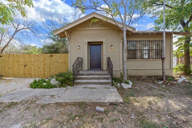 Building Photo - 3 Bedroom/ Bath Culebra Subdivision