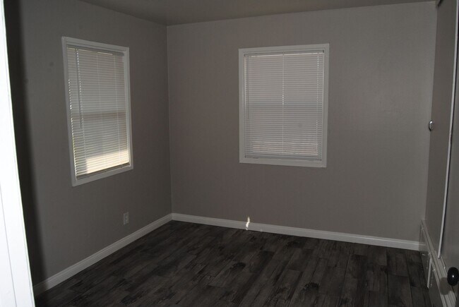 Building Photo - Price Reduced