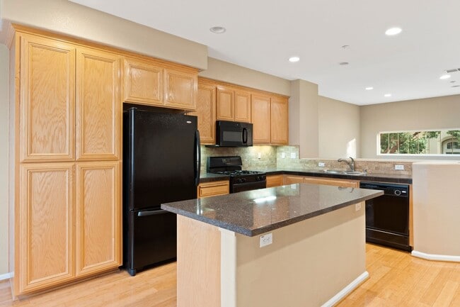 PEACEFUL & CONVENIENT TOWNHOME INCLUDES TW... - PEACEFUL & CONVENIENT TOWNHOME INCLUDES TW...