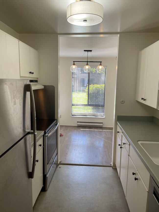 Kitchen - 6 Admiral Dr