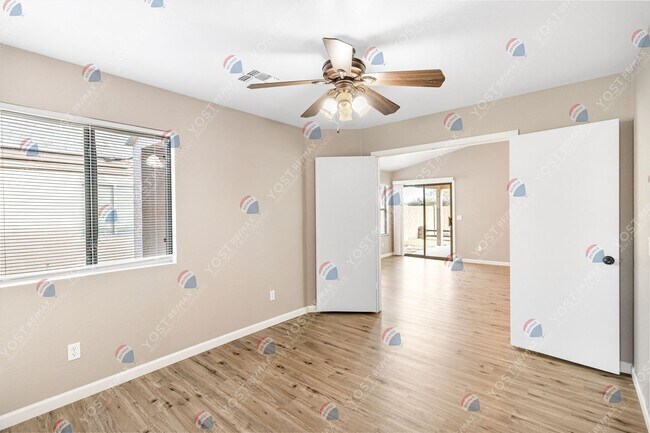 Foto del edificio - Stylish, low-maintenance living in Mission...