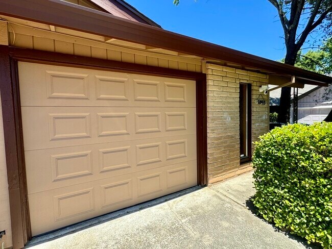 Building Photo - 2/2 duplex in Fair Oaks
