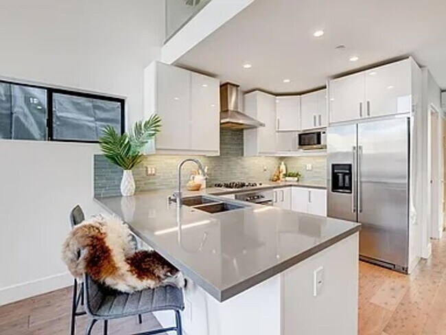 Foto del edificio - RARE Luxurious 3 Bedroom + Office in Hillcrest / Mission Hills