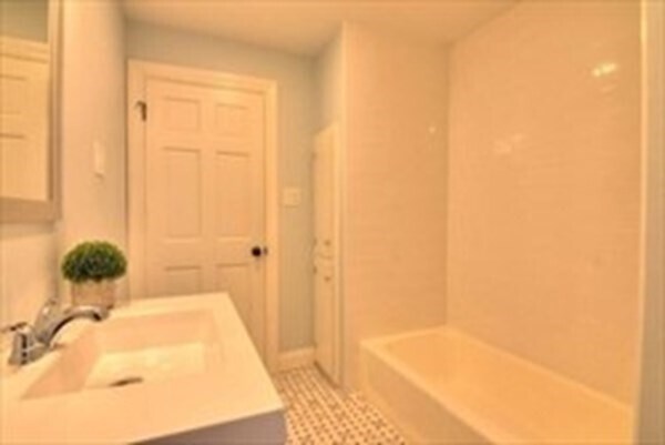 Building Photo - 14 Beltran St