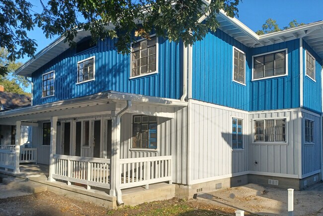 Building Photo - 306 Maplewood Ave NE