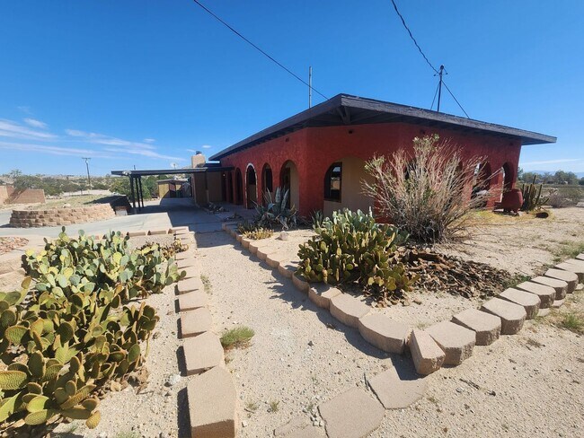 Building Photo - LARGE 3 bedroom home