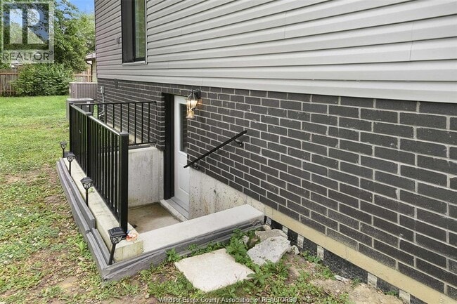 Building Photo - 522 Lesperance Rd