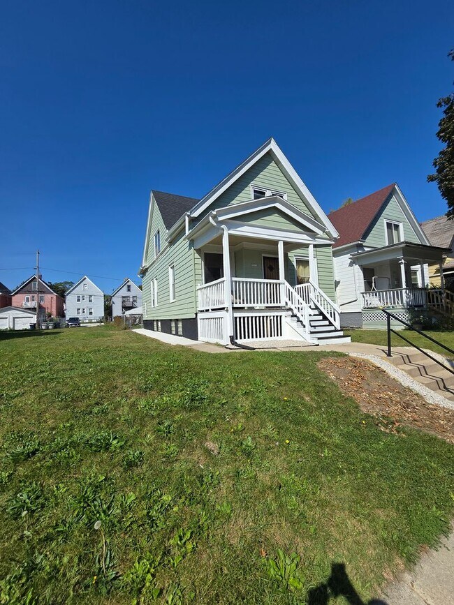 Foto del edificio - Freshly Renovated Two-Bedroom Single-Family Home in Milwaukee