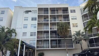 Building Photo - 2821 N Miami Beach Blvd