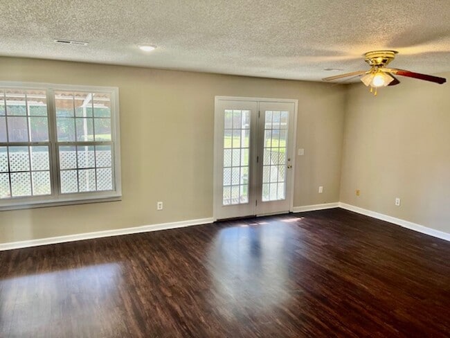 Building Photo - 15 Glenda Dr SW