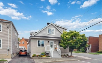 Building Photo - 347 Shakespeare St