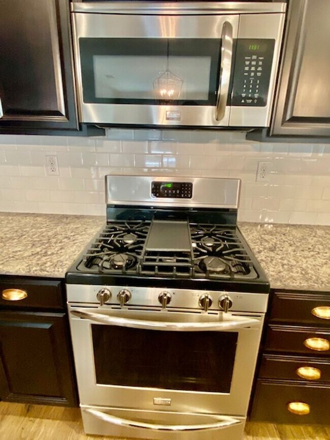 Foto del edificio - ALMOST NEW, UNIQUE 4 BEDROOM, 3 BATH, 2 CA...