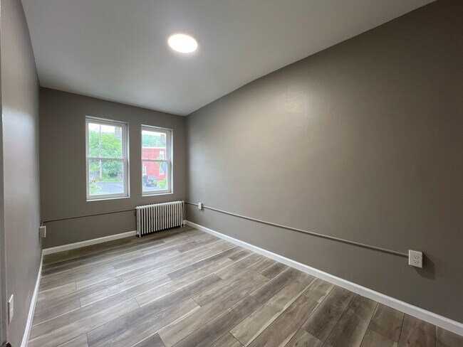 Foto del edificio - Beautiful updates in this spacious 3-bedro...