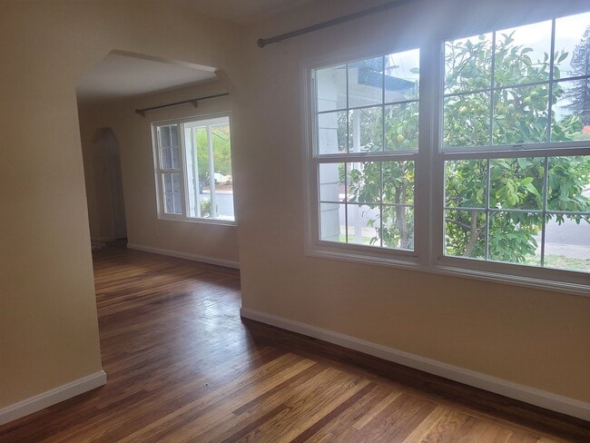 Building Photo - 2106 Albany Dr