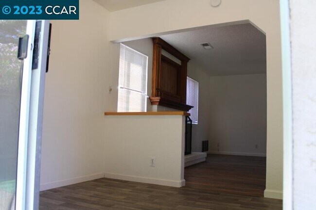 Building Photo - 118 Lotus Ct