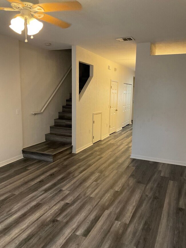 Foto del edificio - Beautiful Condo In Kensington North