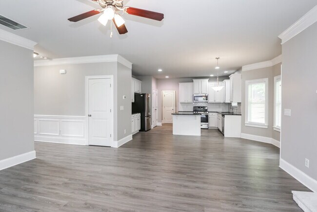Building Photo - 5625 Waylon Trl
