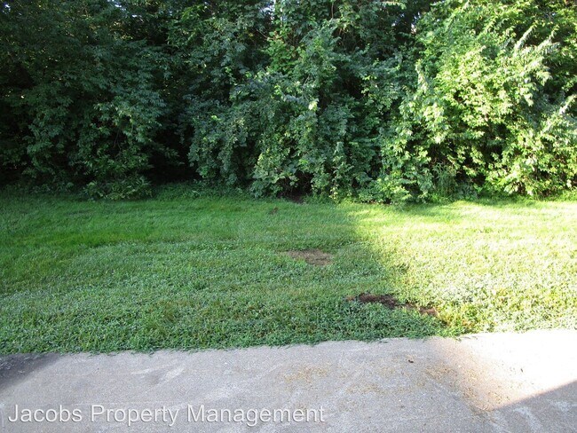 Building Photo - 304-306-306 Dads Way