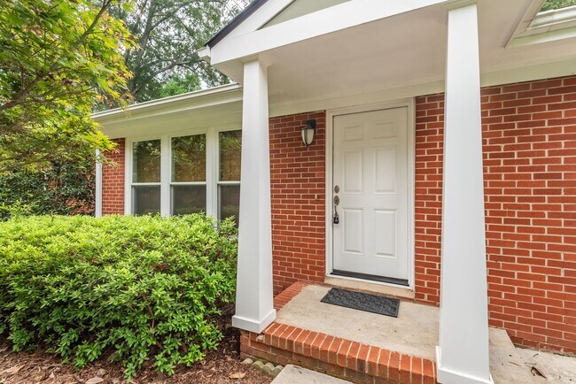 Building Photo - Charming 3-Bedroom Ranch in the Heart of R...