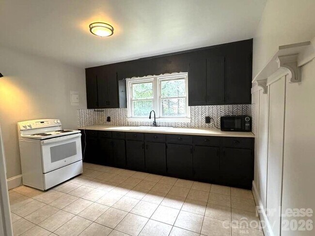Building Photo - 810 Mt Holly-Huntersville Rd