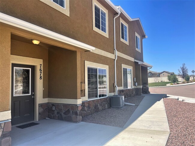 Townhome w/ 2 car garage, A/C-Newer, Low Maintance, & Conviniently Located - Townhome w/ 2 car garage, A/C-Newer, Low Maintance, & Conviniently Located