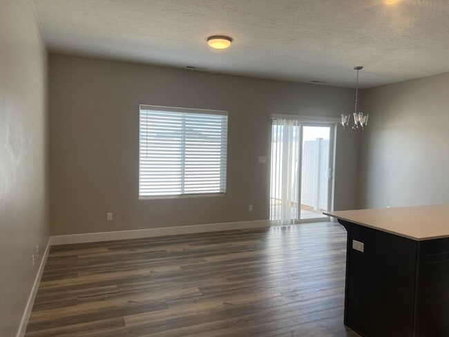 Building Photo - Cedar Reserves Town Home!