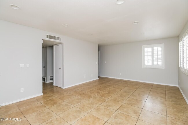 Foto del edificio - 1227 E Wayland Dr