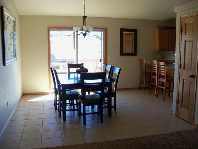Building Photo - 4 BEDROOM | 3 BATH | TRI-LEVEL HOUSE | RAP...