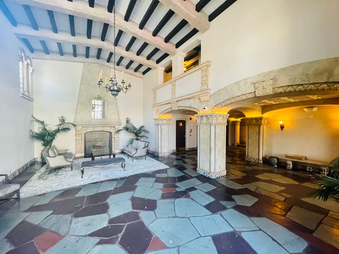 *New* Beautiful Sun-Filled 1 Bedroom / 1 Bathroom in Cow Hollow with Parking - *New* Beautiful Sun-Filled 1 Bedroom / 1 Bathroom in Cow Hollow with Parking