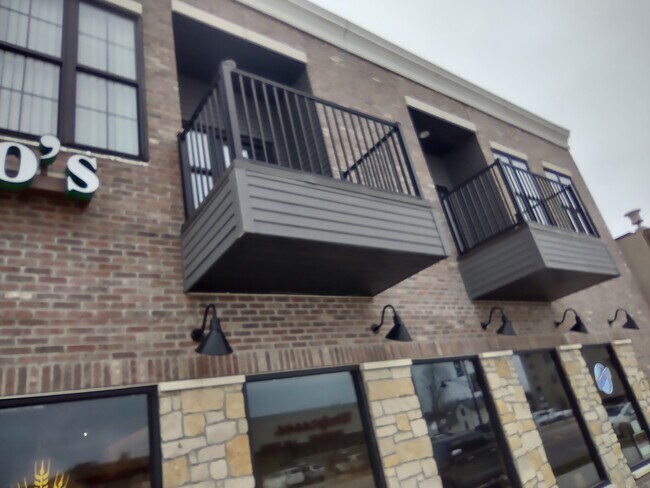 La unidad izquierda es 201, la derecha es 202 - 1204 7th Ave